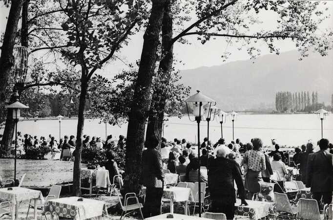 Gespanntes Warten auf die Wasserskishow auf der gut besuchten Werzerterrasse (Foto Holböck)